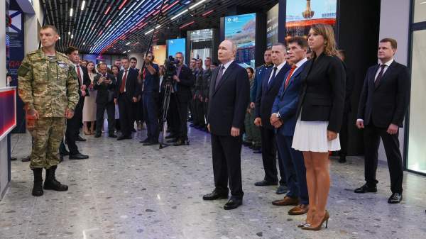 Read more about the article Президент Путин приехал в филиал национального центра “Россия” во Владивостоке